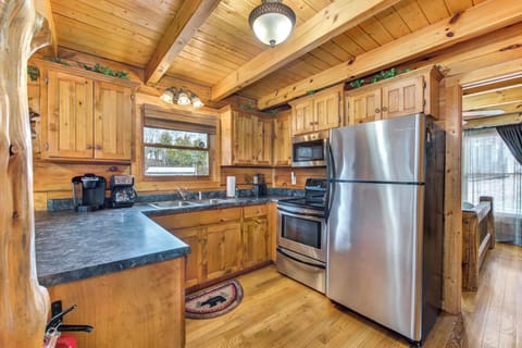 House, Multiple Beds, Hot Tub, Garden View (Catch Me If You Can) | Private kitchen