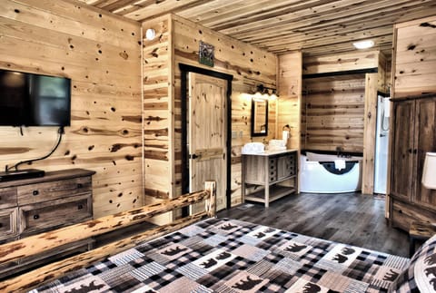 House, Multiple Beds, Patio, Mountain View (Wagon Wheel) | 4 bedrooms, individually decorated, individually furnished, bed sheets