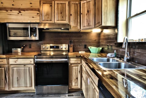 House, Multiple Beds, Patio, Mountain View (Wagon Wheel) | Private kitchen