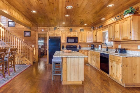 House, Multiple Beds, Hot Tub, Mountain View (Heavenly Hideaway) | Private kitchen
