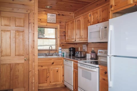 House, Multiple Beds, Balcony, Garden View (Sweet Slice of Heaven) | Private kitchen