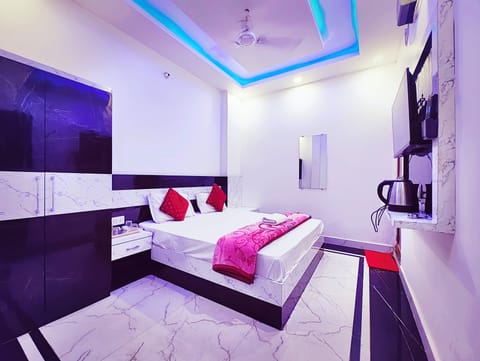 Premium Double Room, Air conditioning | Hypo-allergenic bedding, desk, free WiFi, bed sheets