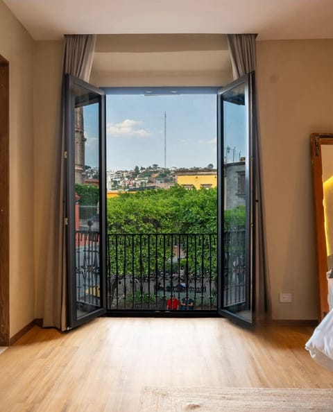 Master Suite with Balcony (Casa 1) | In-room safe, WiFi (free), bed sheets