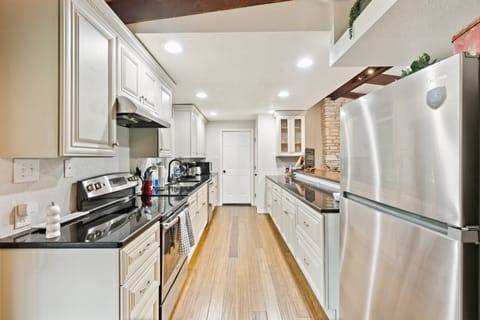 House, 3 Bedrooms | Private kitchen | Fridge, oven, coffee/tea maker, toaster