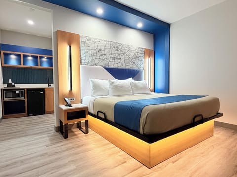 Deluxe Single Room | Premium bedding, memory foam beds, desk, laptop workspace