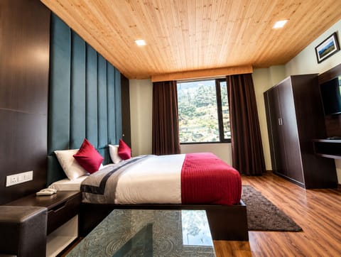 Luxury Studio Suite | Premium bedding, desk, laptop workspace, soundproofing