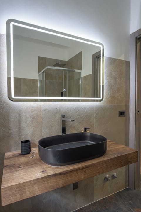 Suite | Bathroom | Hair dryer, towels, soap, shampoo