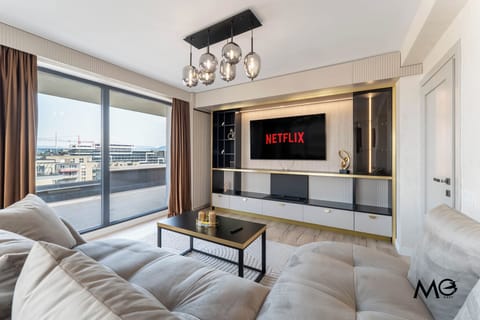 Deluxe Apartment, Mountain View | Living area | 150-cm flat-screen TV with cable channels, Netflix, streaming services