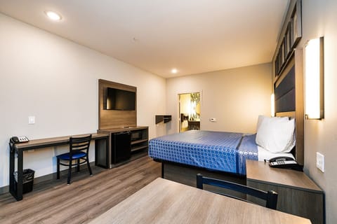 Deluxe Single Room | Pillowtop beds, desk, laptop workspace, free WiFi