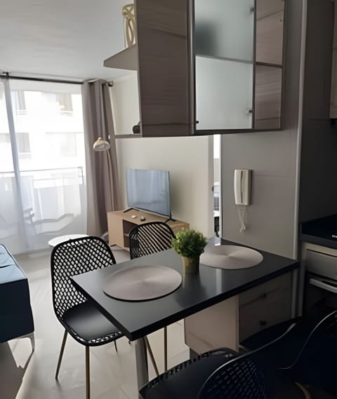 Basic Apartment | Dining