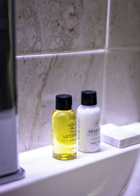 Double Room | Bathroom | Shower, free toiletries, hair dryer, towels