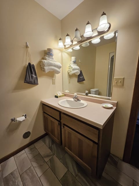 Standard Single Room, 1 Queen Bed | Individually decorated, individually furnished, desk, soundproofing