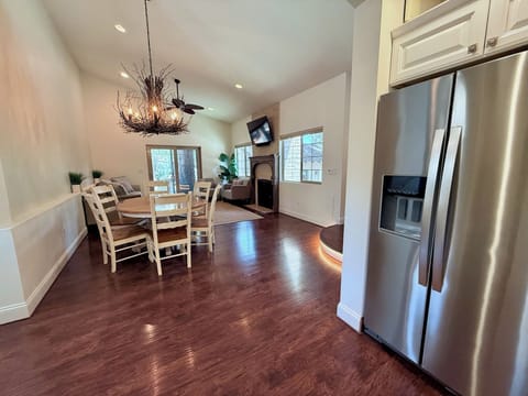 House, Multiple Beds, Patio, Garden View (Filbert Reserve) | Interior