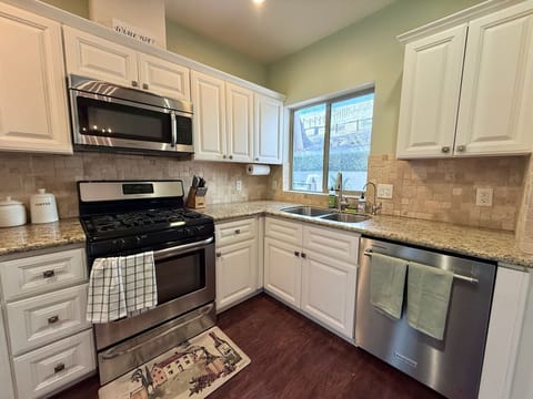 House, Multiple Beds, Patio, Garden View (Filbert Reserve) | Private kitchen | Fridge, microwave, oven, stovetop