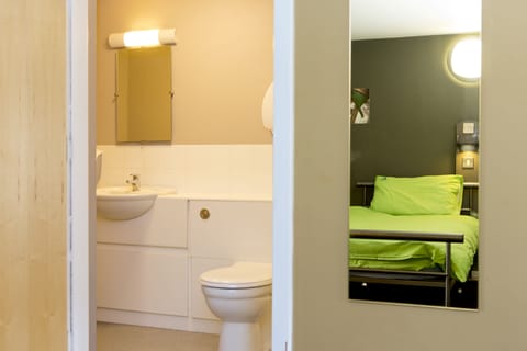 2 Bed Private Room Ensuite | Bed sheets, wheelchair access