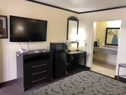Standard Room, 1 Queen Bed | Individually decorated, individually furnished, desk, laptop workspace