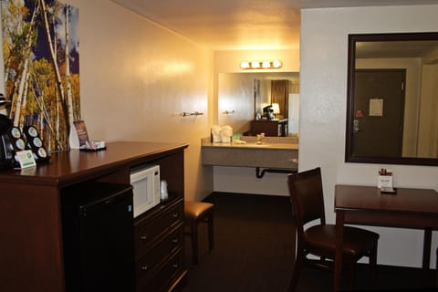 Family Suite | Desk, laptop workspace, blackout drapes, free WiFi