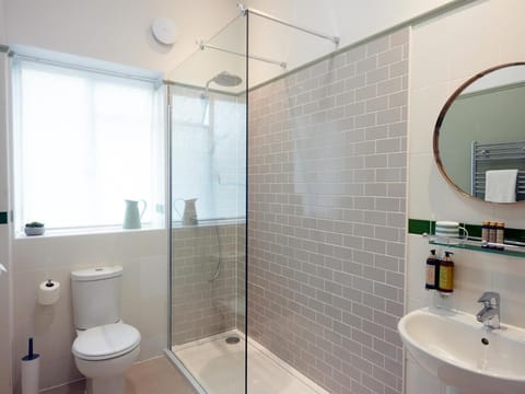 Shower, free toiletries, towels