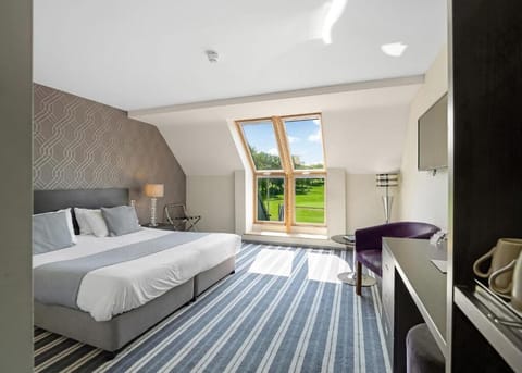 Deluxe Double Room | Bathroom | Shower, rainfall showerhead, hair dryer, towels