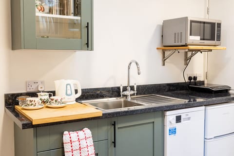 Apartment, 1 King Bed, Kitchenette | Egyptian cotton sheets, premium bedding, individually decorated