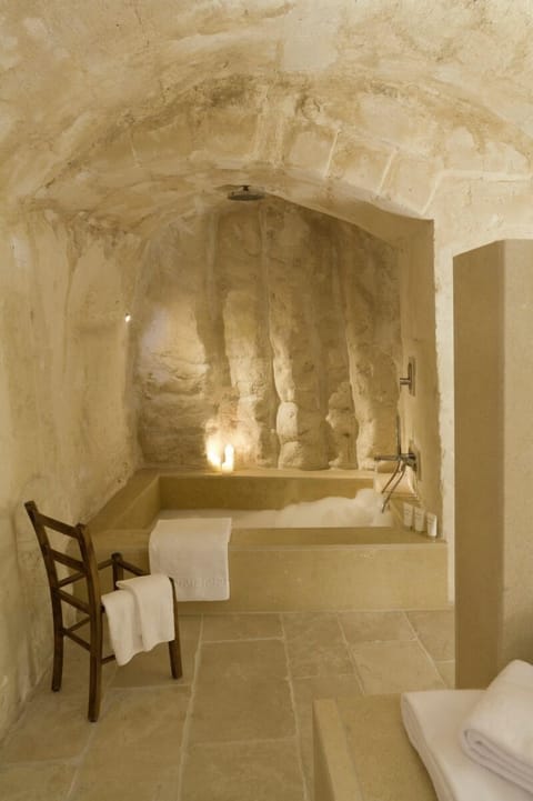 Suite | Deep soaking bathtub