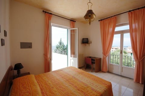 1 bedroom, in-room safe, desk, free WiFi