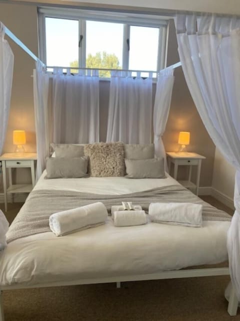 Superior Room, 1 King Bed, Golf View | Desk, iron/ironing board, WiFi, bed sheets