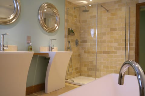 Suite | Bathroom | Towels