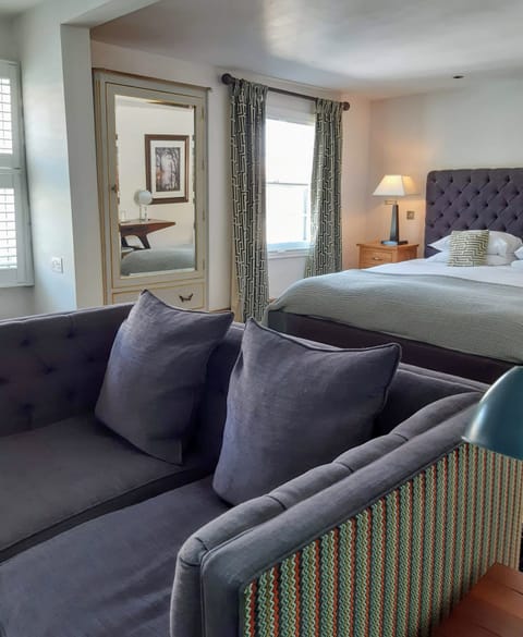 Suite | Desk, blackout drapes, iron/ironing board, free WiFi