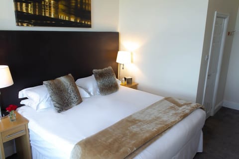 Double or Twin Room, Sea View | Iron/ironing board, free WiFi, bed sheets