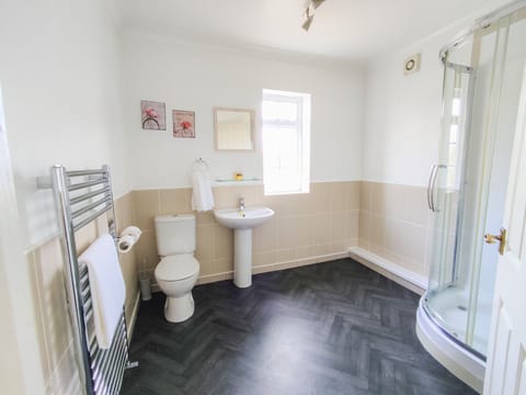 Superior Suite | Bathroom | Hair dryer, towels