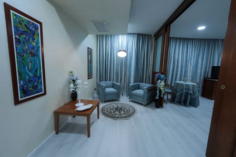 Suite, Garden View | Living area