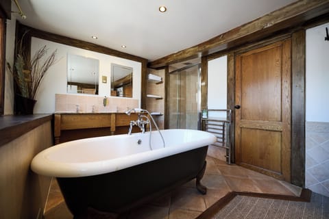 Studio Suite | Bathroom | Free toiletries, hair dryer, towels