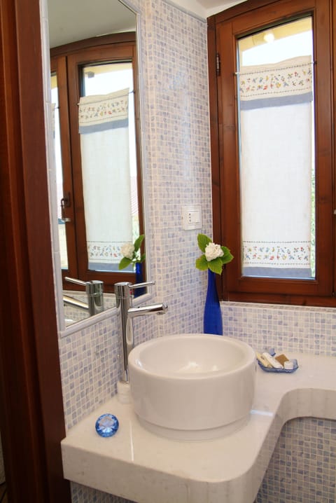 Shower, free toiletries, bidet, towels