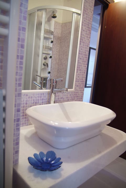 Shower, free toiletries, bidet, towels