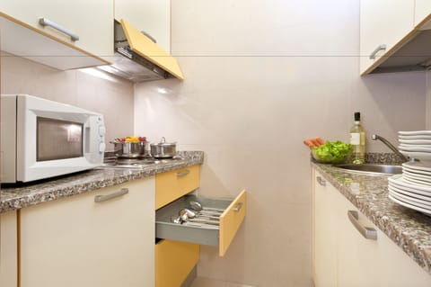 Full-size fridge, microwave, stovetop, coffee/tea maker