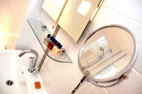 Twin Room | Bathroom | Shower, towels