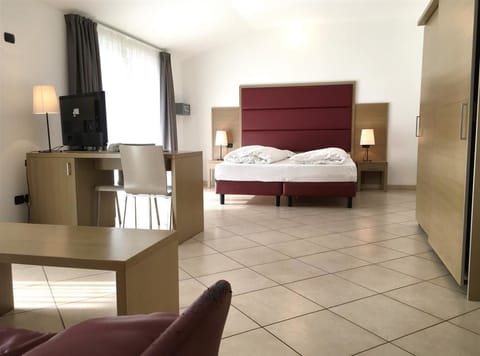 In-room safe, desk, soundproofing, free WiFi