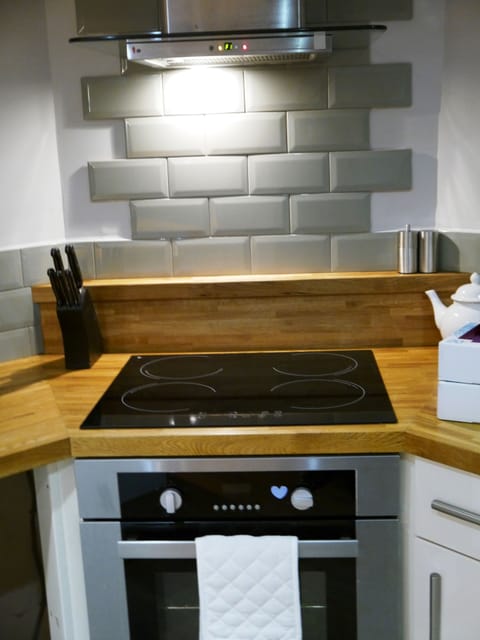 Family Cottage, 2 Bedrooms, City View | Private kitchen | Fridge, electric kettle