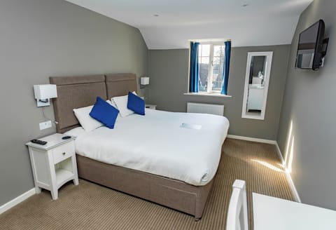 Large Double Room | Desk, laptop workspace, free WiFi, bed sheets