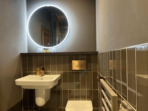 Double Room | Bathroom | Free toiletries, hair dryer, towels, soap