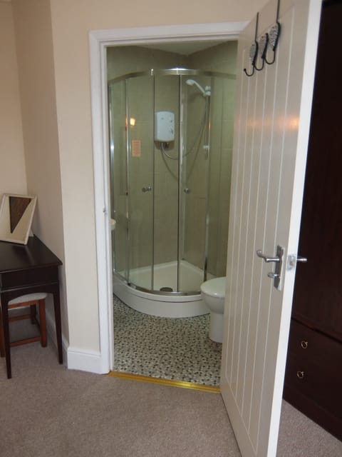 Double Room (Large) | Bathroom | Shower, towels