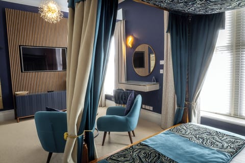 4 Poster Superior Double | Individually decorated, individually furnished, desk, laptop workspace