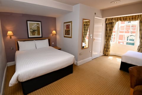 Family Room | Desk, iron/ironing board, free cribs/infant beds, free WiFi