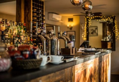 Serves breakfast and lunch