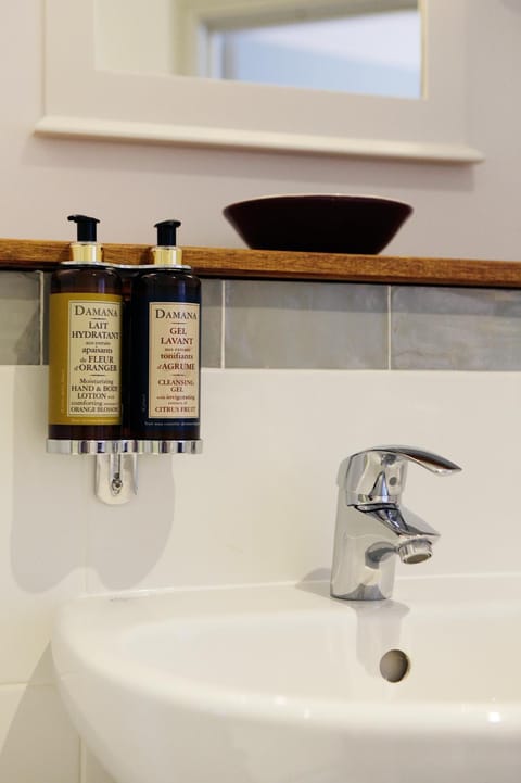 Shower, free toiletries, towels