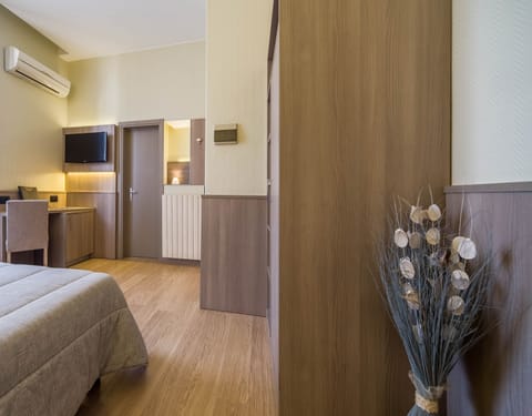 Frette Italian sheets, premium bedding, minibar, in-room safe