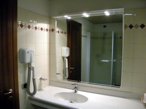 Single Room | Bathroom | Shower, free toiletries, hair dryer, bidet