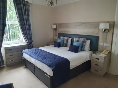 King Bed/ Twin Room | Desk, blackout drapes, iron/ironing board, free WiFi