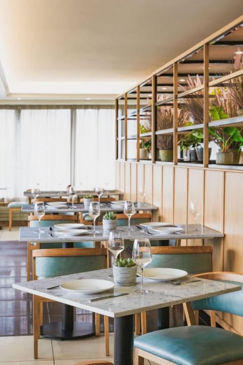 Breakfast, lunch, dinner served; British cuisine